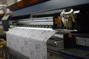 دستگا درحال چاپ ستبلیمیشن بر روی کاغذ در کارخانه مودا تکس